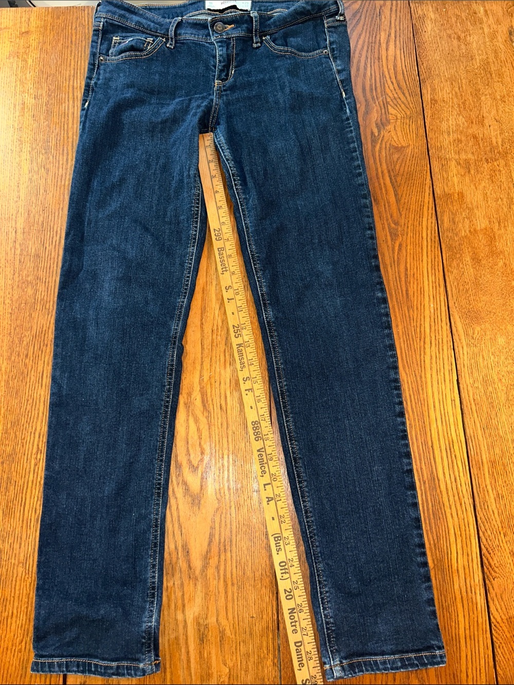 Hollister Dark Blue Skinny Jeans 👖 sea 🌊 gull logo on front pocket.